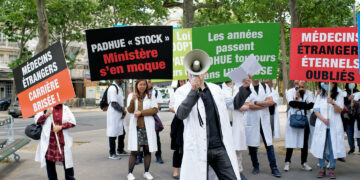 France : 300 médecins étrangers ont commencé une grève de la faim