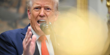 Trump lance les taxes contre la Chine, le Canada et le Mexique… Ottawa menace de priver les Américains d&rsquo;électricité!