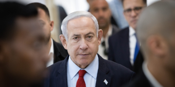 Israël: En frappant Gaza, Netanyahu fait reporter son procès pour corruption