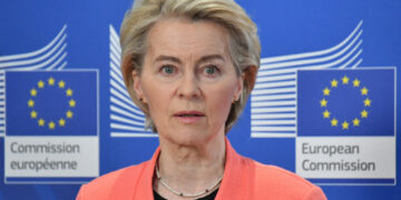 Droits de douane : l&rsquo;UE suspend ses taxes pour 90 jours après le revirement de Trump