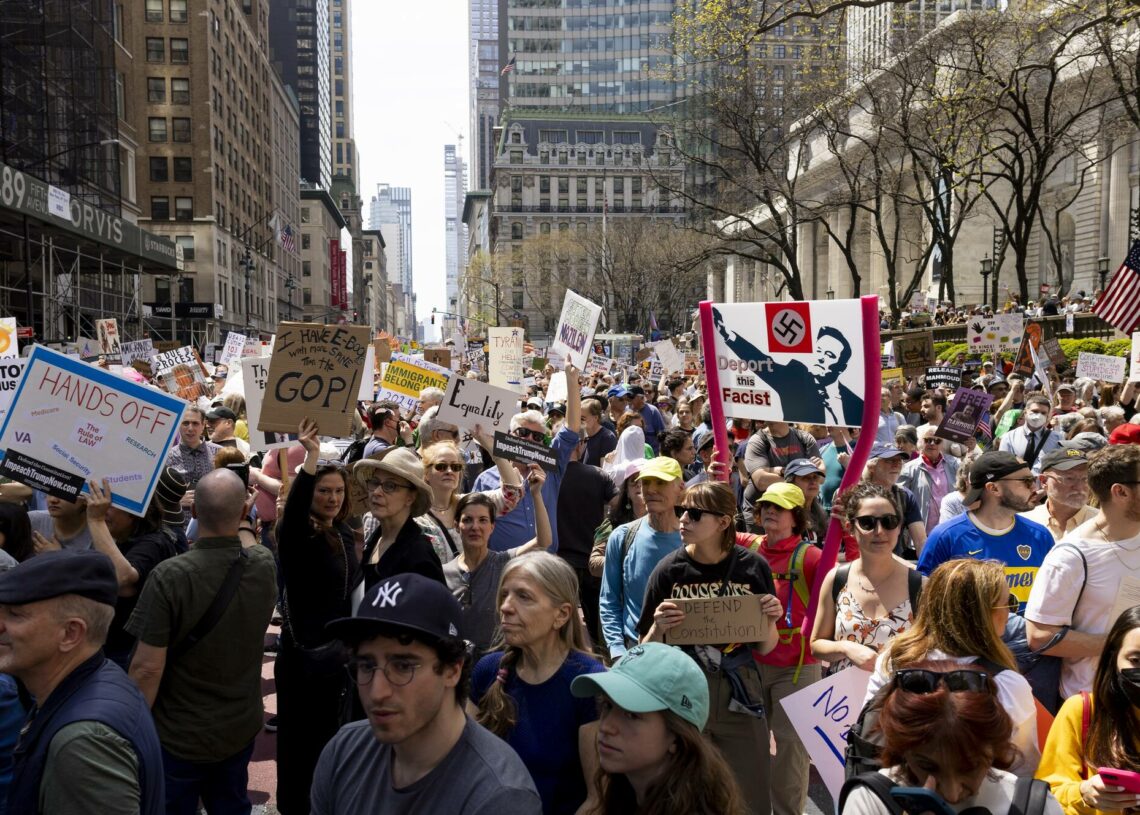 « Pas de roi en Amérique! »: Des milliers de personnes dans la rue contre Trump et Elon Musk