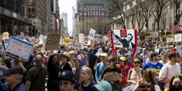 « Pas de roi en Amérique! »: Des milliers de personnes dans la rue contre Trump et Elon Musk