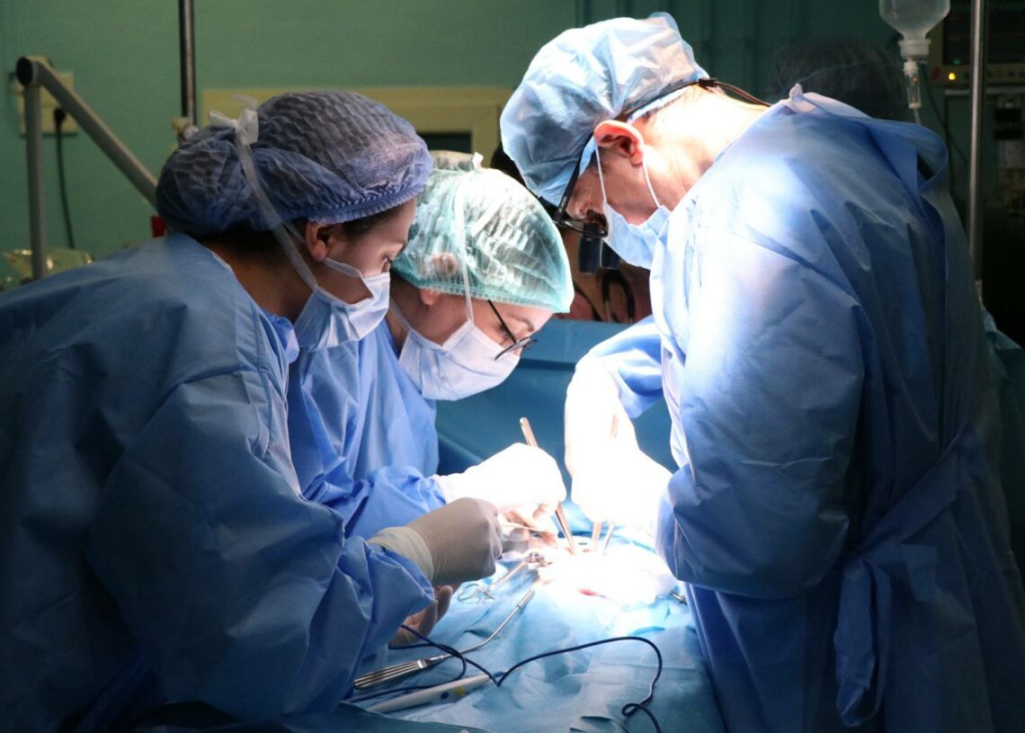 Hôpital Bechir Hamza: Succès de la première intervention chirurgicale cardiaque sur un nourrisson
