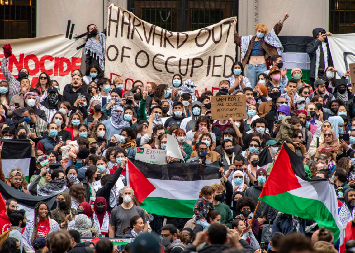 La prestigieuse université refuse de se soumettre: Trump gèle de nombreuses subventions destinées à Harvard