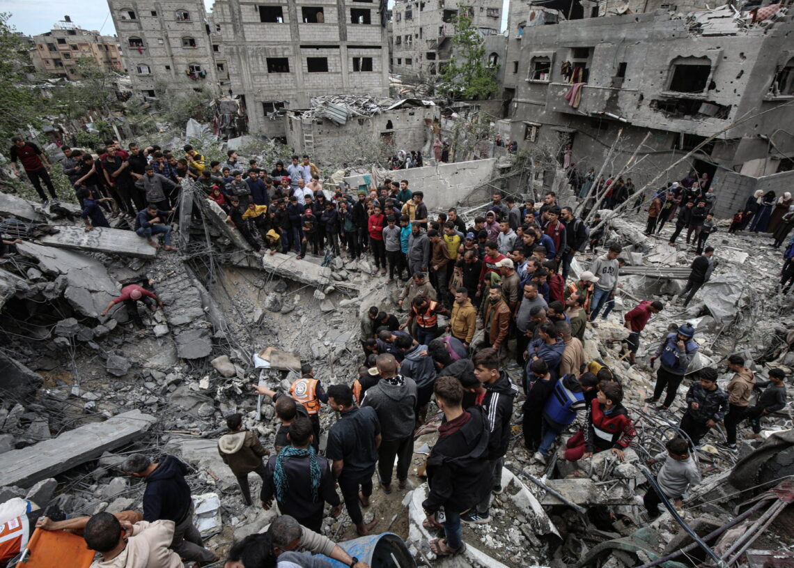 Israël bombarde trois zones de déplacés et fait 34 morts, principalement des femmes et enfants