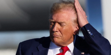 Parce qu&rsquo;il aime prendre soin de ses « beaux cheveux », Trump lève les restrictions sur le débit d’eau sous la douche