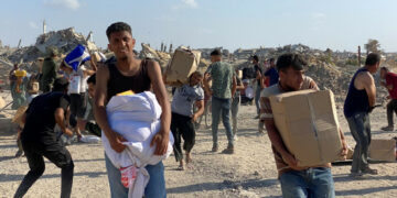 Des images « déchirantes »: Des milliers de personnes affamées se ruent sur un centre de distribution d&rsquo;aide