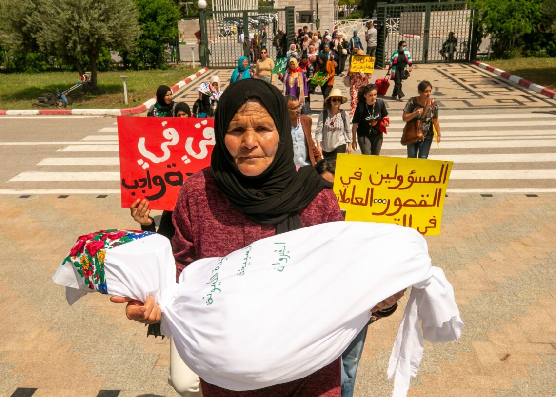 « Martyres de nos régions »: Les ouvrières agricoles défilent à Tunis