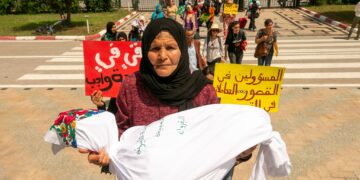 « Martyres de nos régions »: Les ouvrières agricoles défilent à Tunis