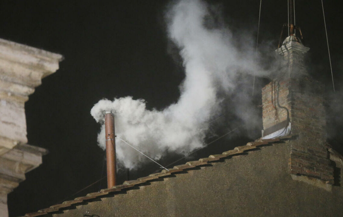 Vatican: fumée blanche à la chapelle Sixtine, les cardinaux ont élu un nouveau pape