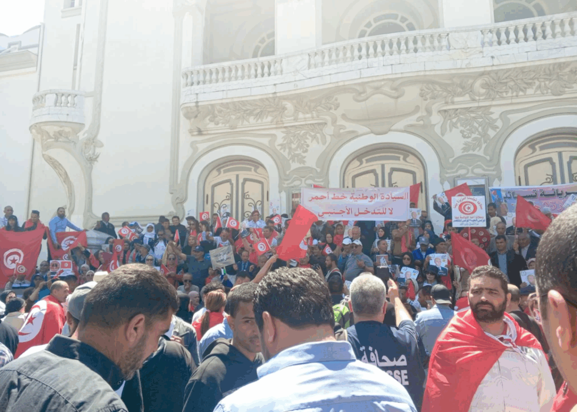 « Contre l&rsquo;ingérence étrangère »: Rassemblement des partisans de Kais Saied à Tunis