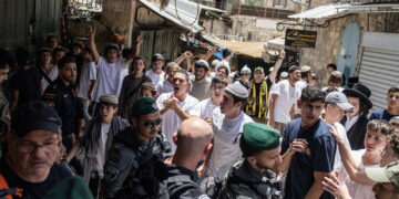 Marche des drapeaux: « Mort aux Arabes », scandent des manifestants israéliens dans Jérusalem
