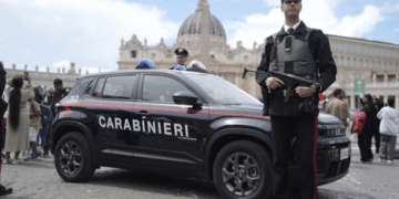 Vatican: Trois individus arrêtés avec une banderole islamique en hommage au « Mahdi » sur la place Saint-Pierre