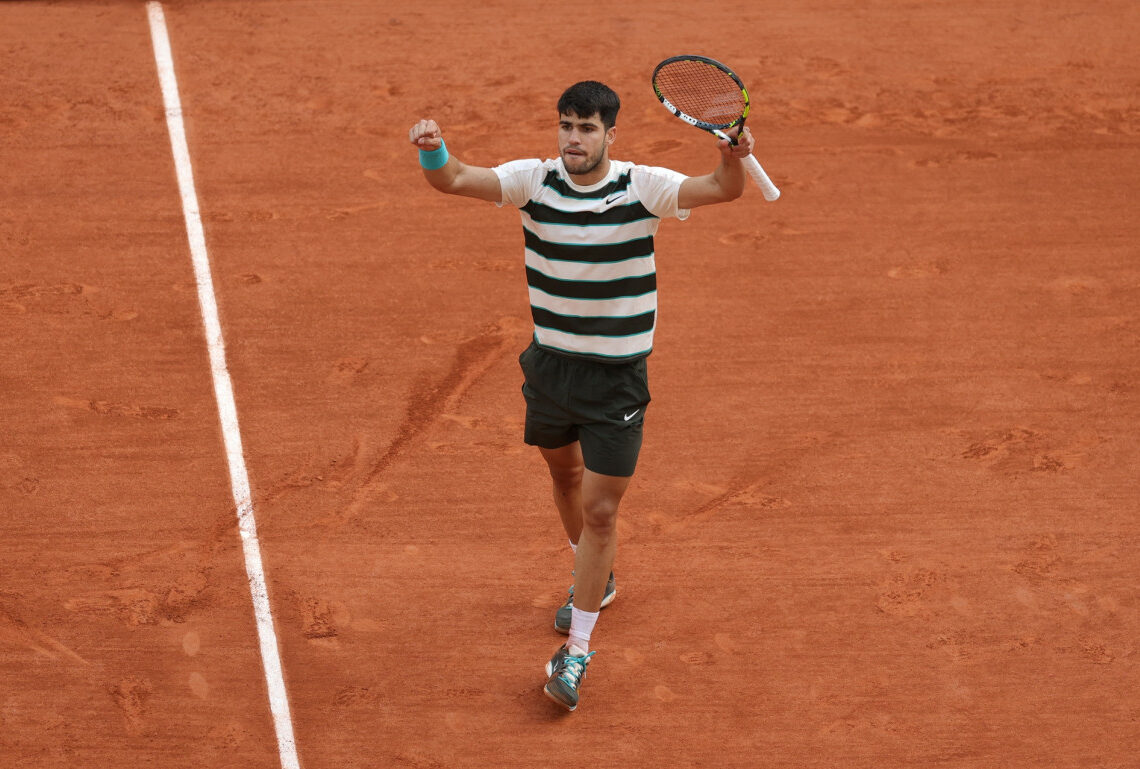 Roland-Garros : Carlos Alcaraz renverse Jannik Sinner et conserve son titre à Paris après une finale historique