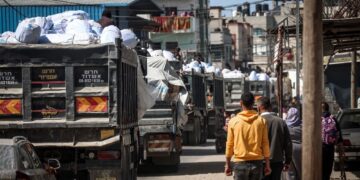 Israël affirme que l’aide acheminée par 120 camions a été « distribuée » dimanche dans la bande de Gaza