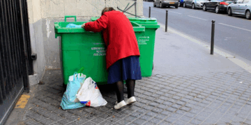 Du jamais vu depuis 1996: Le taux de pauvreté atteint un niveau record en France