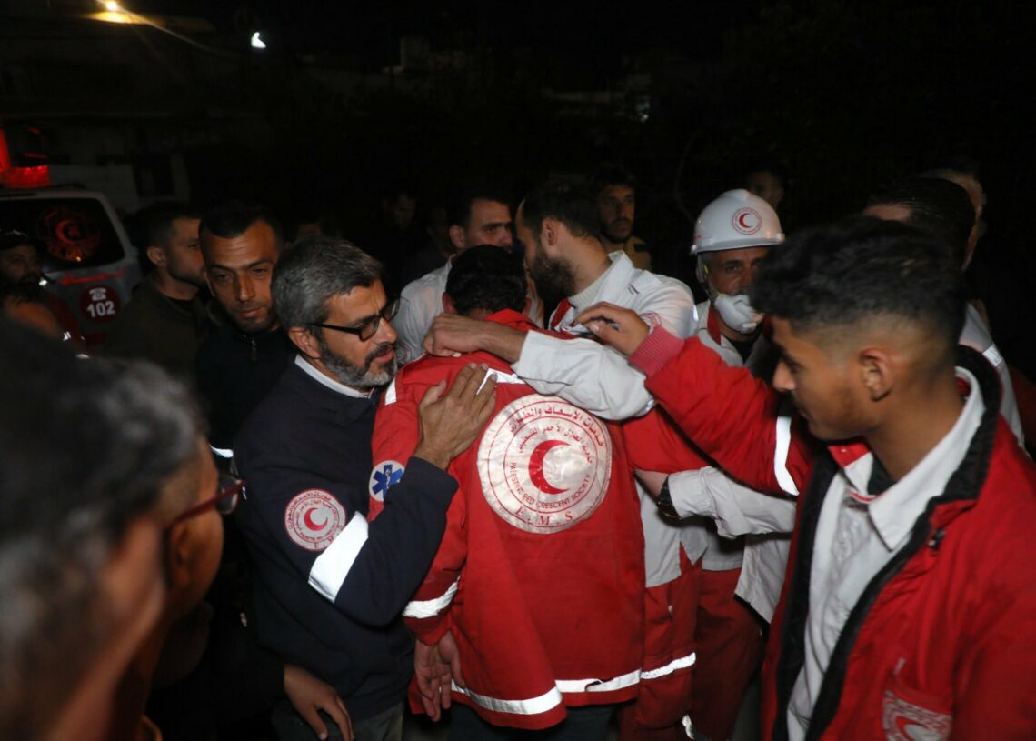Un mort et 3 blessés: L’armée israélienne frappe le siège du croissant rouge à Gaza