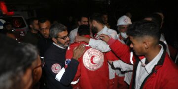 Un mort et 3 blessés: L’armée israélienne frappe le siège du croissant rouge à Gaza