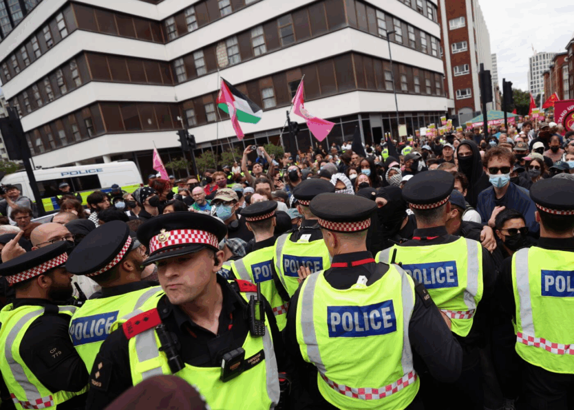 Royaume-Uni: Affrontements lors de manifestations anti-migrants