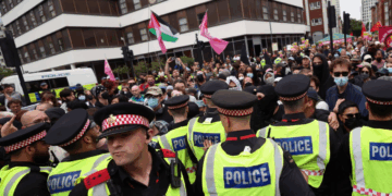 Royaume-Uni: Affrontements lors de manifestations anti-migrants