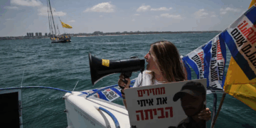 Des familles d’otages israéliens ont embarqué sur une flottille au large de Gaza