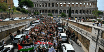 « Contre le génocide, bloquons tout »:  Des dizaines de milliers de manifestants à travers l’Italie en soutien à Gaza