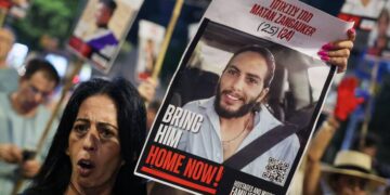 Avant la rencontre Trump-Netanyahu:  Des milliers d’Israéliens manifestent à Tel-Aviv pour un accord permettant la libération des otages de Gaza