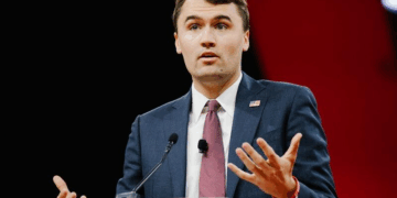 Un partisan de Trump: Touché par balle lors d&rsquo;un meeting, le célèbre influenceur Charlie Kirk est mort