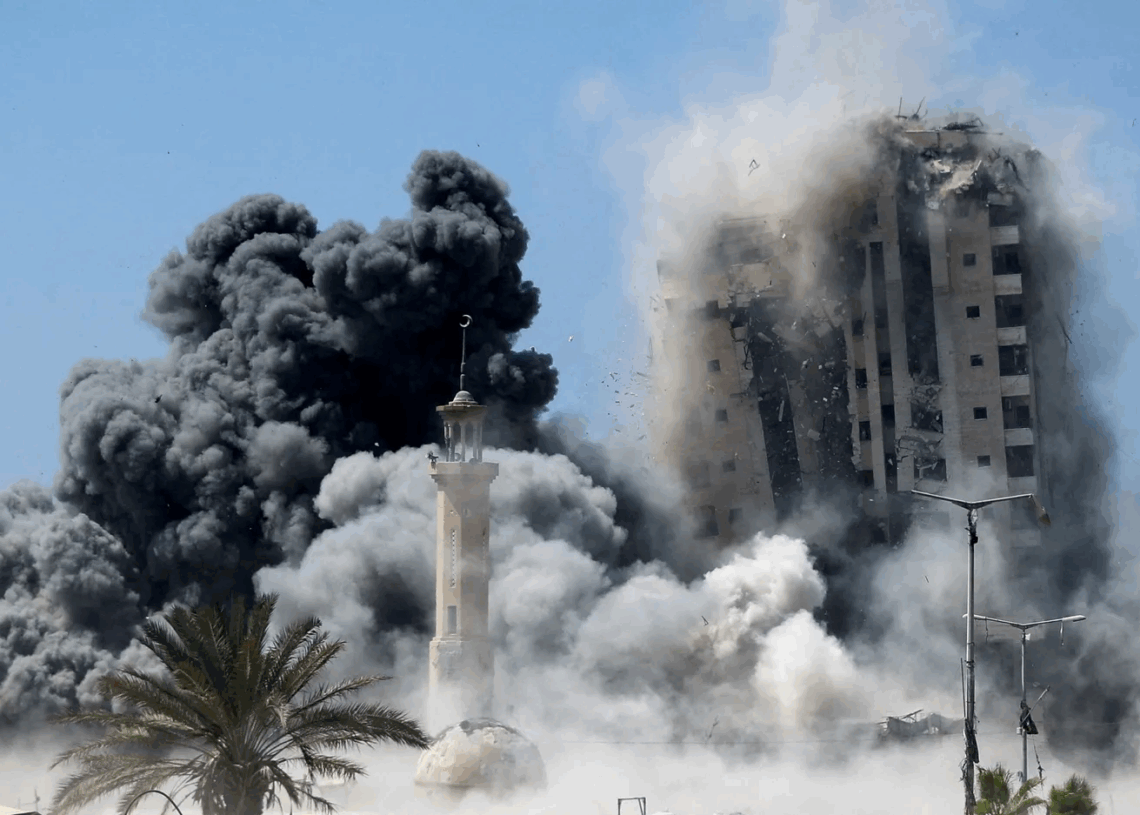 Gaza: L’armée israélienne détruit la Tour Mushtaha qui abritait des centaines de réfugiés Palestiniens
