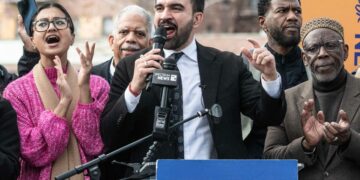 Ex-rappeur, musulman, socialiste : qui est Zohran Mamdani, favori à la mairie de New York ?