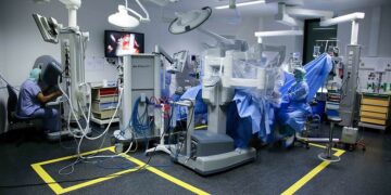 Chirurgie robotique : la Tunisie réalise sa première opération avec succès à l’hôpital Charles-Nicolle