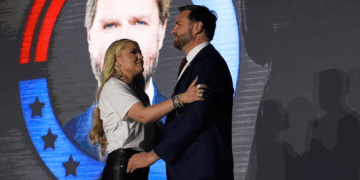 Etats-Unis: L&rsquo;étreinte entre J.D. Vance et la veuve de Charlie Kirk fait scandale