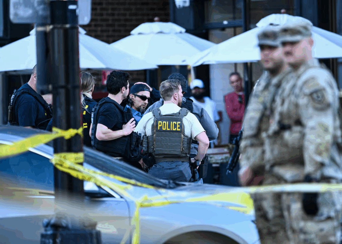 Annoncés morts: Les deux soldats touchés par des tirs près de la Maison-Blanche sont “dans un état critique”