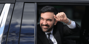 Ex-rappeur, musulman, socialiste : qui est Zohran Mamdani, favori à la mairie de New York ?