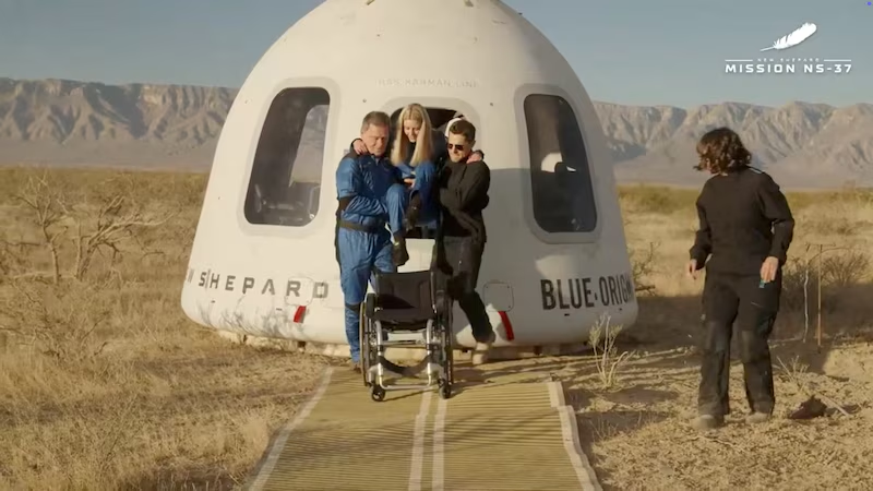 Une première mondiale: une personne en fauteuil roulant voyage dans l’espace