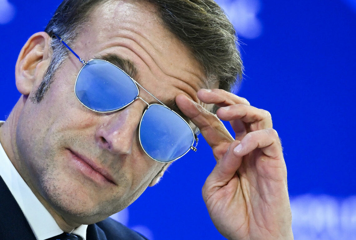 Le site Web du fabriquant pris d&rsquo;assaut: Les lunettes de soleil de Macron à Davos font un carton