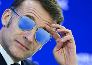 Le site Web du fabriquant pris d&rsquo;assaut: Les lunettes de soleil de Macron à Davos font un carton