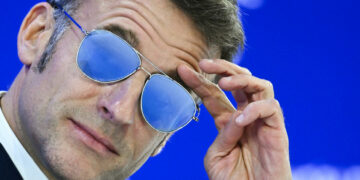 Le site Web du fabriquant pris d&rsquo;assaut: Les lunettes de soleil de Macron à Davos font un carton