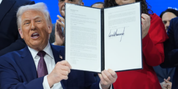 Huit pays musulmans participent: Donald Trump signe la charte fondatrice du « Conseil de paix »