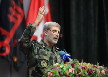 « Riposte écrasante »: L’Iran menace de bloquer le détroit d’Ormuz et prépare sa défense