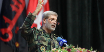 « Riposte écrasante »: L’Iran menace de bloquer le détroit d’Ormuz et prépare sa défense