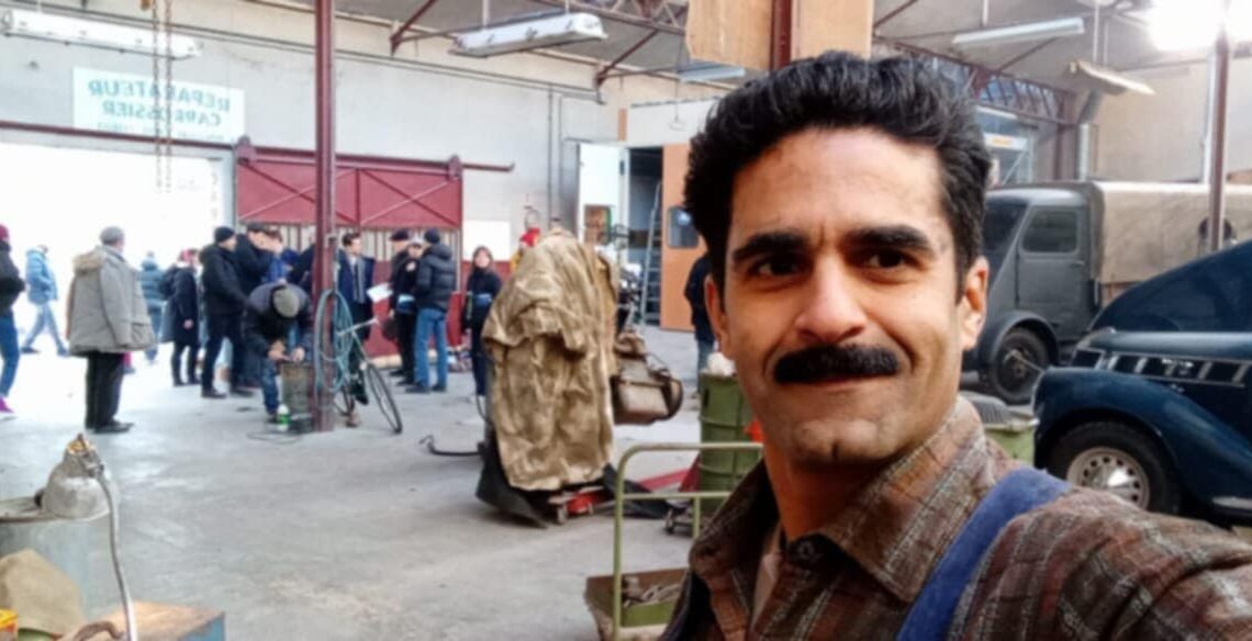 Waley Messaoudi : « Je garde du tournage de « l’Affaire Bojarski », actuellement dans les salles françaises, un souvenir formidable !»« Le film l’« Affaire Bojarski » est dans les salles françaises depuis le 14 janvier 2026 et rencontre un succès critique et public. Lorsque j’ai été retenu pour le rôle d’un garagiste, je n’ai pu dissimuler ma joie. Et ce pour de nombreuses raisons. Les essayages de costumes avaient eu lieu le 18 février 2025 à l’hôtel « Arletti Palace » situé dans la ville de Vichy. Les maquilleurs ont en profité pour me tailler la moustache et me faire une coupe de cheveux dignes des années 30, 40 et 50, période à laquelle se déroule l’histoire. Quelques semaines plus tard, toute l’équipe technique s’est retrouvée dans un garage rénové situé dans le quartier historique de Croix-rousse dans le centre-ville de Lyon. C’était tout simplement bluffant : les détails, l’ambiance et surtout le garage et tout ce qu’il comprend d’outils et de voitures datant de la seconde guerre mondiale et louées à un collectionneur était immersif. Toute une journée durant, je me retrouvais ainsi à tourner avec Reda Kateb (qui donnait la réplique à Viggo Mortensen dans le film « Loin des hommes » adapté d’une nouvelle d’Albert Camus), Pierre Lottin (célèbre pour son rôle de Wilfried Tuche dans la saga « Les Tuches ») ou encore Olivier Loustau qui interprétait le mafioso Lucien Scola. Malheureusement pour moi, qui suis un grand admirateur, Sarra Giraudeau ne tournait pas ce jour-là ».Ambiance Chicago des années 30« Le cinéaste Jean-Paul Salomé est originaire de la région lyonnaise et venait tourner dans les environs à chaque fois que l’occasion se présentait. Celui à qui l’on devait notamment « Arsène Lupin » ou encore « Belphégor ». C’est également un directeur d’acteurs hors pair et cette fois-ci il a décidé de donner vie au personnage de Jan Bojarski qui a réellement existé. Jeune ingénieur polonais, Jan Bojarski se réfugie en France pendant la guerre et y utilise ses dons pour fabriquer des faux papiers pendant l’occupation allemande. Après la guerre, son absence d’état civil l’empêche de déposer les brevets de ses nombreuses inventions et il est limité à des petits boulots mal rémunérés… jusqu’au jour où un gangster (Lucien Scola donc !) lui propose d’utiliser ses talents exceptionnels pour fabriquer des faux billets. Démarre alors pour lui une double vie à l’insu de sa famille. Très vite, il se retrouve dans le viseur de l’inspecteur Mattei, meilleur flic de France… de formidables souvenirs».