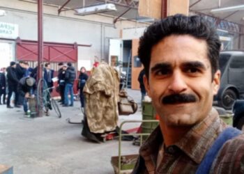 Waley Messaoudi : « Je garde du tournage de « l’Affaire Bojarski », actuellement dans les salles françaises, un souvenir formidable !»« Le film l’« Affaire Bojarski » est dans les salles françaises depuis le 14 janvier 2026 et rencontre un succès critique et public. Lorsque j’ai été retenu pour le rôle d’un garagiste, je n’ai pu dissimuler ma joie. Et ce pour de nombreuses raisons. Les essayages de costumes avaient eu lieu le 18 février 2025 à l’hôtel « Arletti Palace » situé dans la ville de Vichy. Les maquilleurs ont en profité pour me tailler la moustache et me faire une coupe de cheveux dignes des années 30, 40 et 50, période à laquelle se déroule l’histoire. Quelques semaines plus tard, toute l’équipe technique s’est retrouvée dans un garage rénové situé dans le quartier historique de Croix-rousse dans le centre-ville de Lyon. C’était tout simplement bluffant : les détails, l’ambiance et surtout le garage et tout ce qu’il comprend d’outils et de voitures datant de la seconde guerre mondiale et louées à un collectionneur était immersif. Toute une journée durant, je me retrouvais ainsi à tourner avec Reda Kateb (qui donnait la réplique à Viggo Mortensen dans le film « Loin des hommes » adapté d’une nouvelle d’Albert Camus), Pierre Lottin (célèbre pour son rôle de Wilfried Tuche dans la saga « Les Tuches ») ou encore Olivier Loustau qui interprétait le mafioso Lucien Scola. Malheureusement pour moi, qui suis un grand admirateur, Sarra Giraudeau ne tournait pas ce jour-là ».Ambiance Chicago des années 30« Le cinéaste Jean-Paul Salomé est originaire de la région lyonnaise et venait tourner dans les environs à chaque fois que l’occasion se présentait. Celui à qui l’on devait notamment « Arsène Lupin » ou encore « Belphégor ». C’est également un directeur d’acteurs hors pair et cette fois-ci il a décidé de donner vie au personnage de Jan Bojarski qui a réellement existé. Jeune ingénieur polonais, Jan Bojarski se réfugie en France pendant la guerre et y utilise ses dons pour fabriquer des faux papiers pendant l’occupation allemande. Après la guerre, son absence d’état civil l’empêche de déposer les brevets de ses nombreuses inventions et il est limité à des petits boulots mal rémunérés… jusqu’au jour où un gangster (Lucien Scola donc !) lui propose d’utiliser ses talents exceptionnels pour fabriquer des faux billets. Démarre alors pour lui une double vie à l’insu de sa famille. Très vite, il se retrouve dans le viseur de l’inspecteur Mattei, meilleur flic de France… de formidables souvenirs».