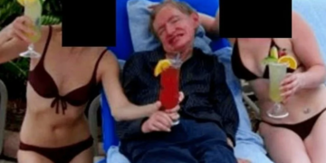 Stephen Hawking, célèbre physicien,  photographié sur l’île d’Epstein entouré de femmes dénudées