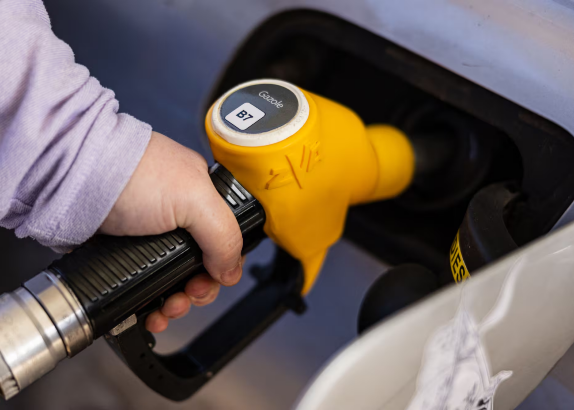 Le baril de pétrole franchit les 90 dollars