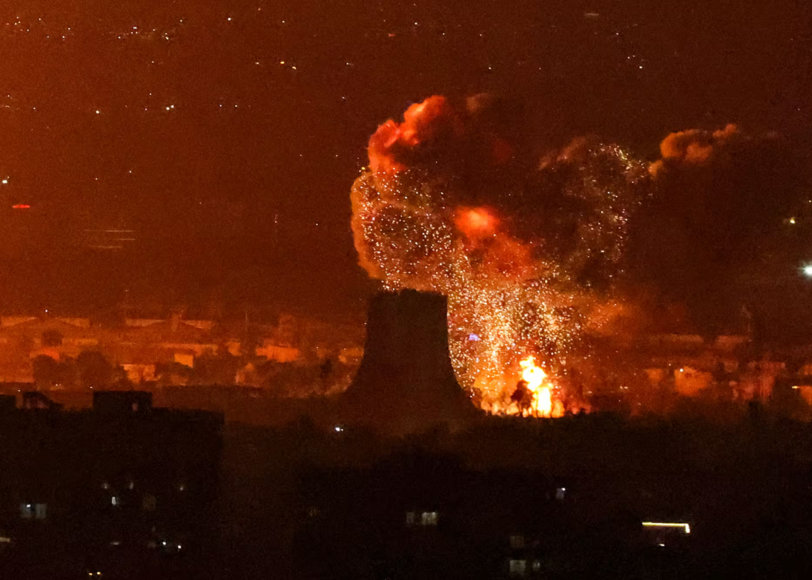 « Sans dommages »: Des frappes israélo-américaines visent un dépôt de pétrole à Téhéran