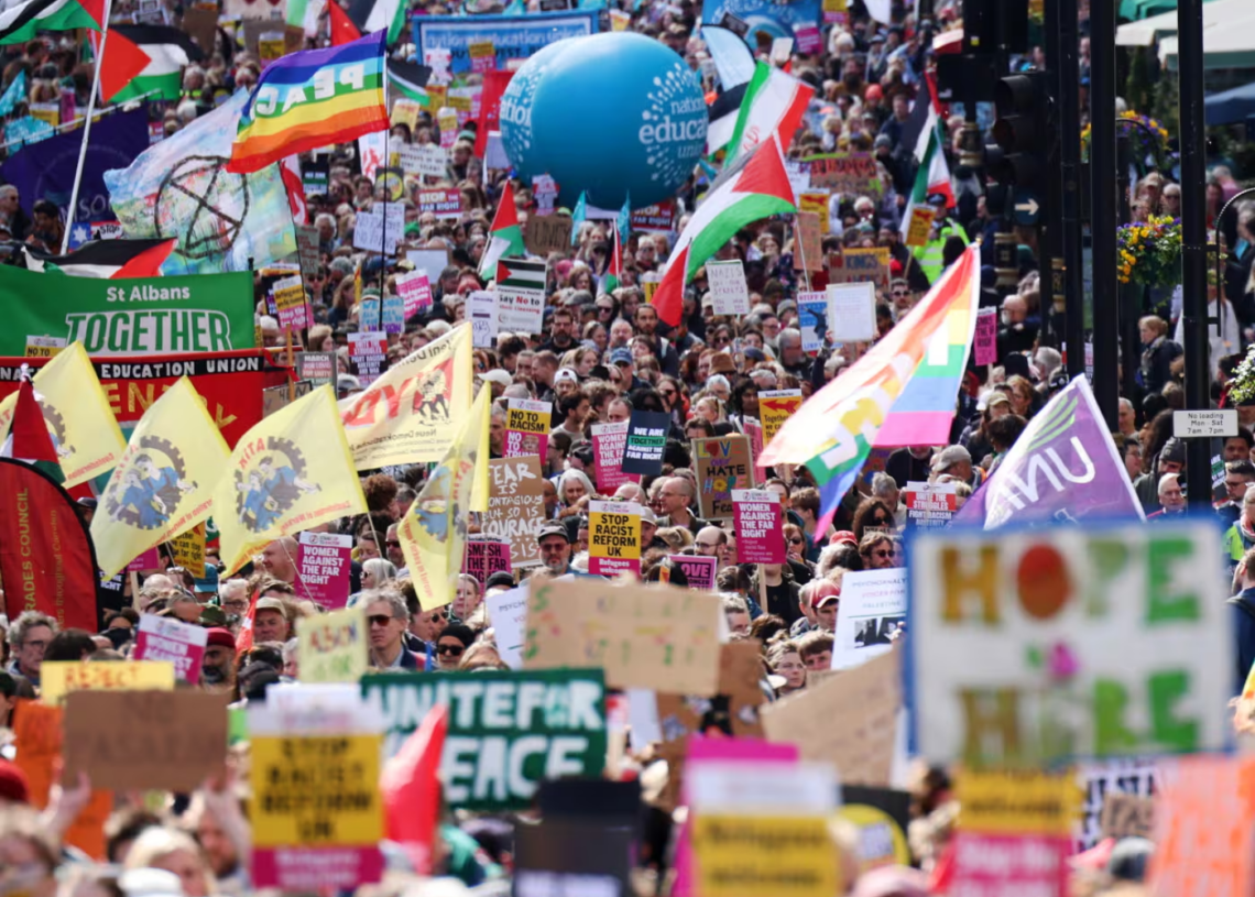 «Un climat toxique mondial»: Enorme manifestation contre l’extrême droite à Londres