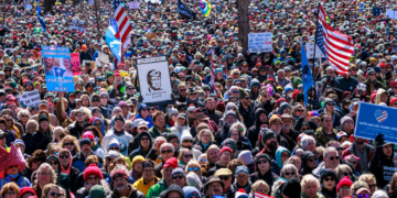 Un record: au moins 8 millions de personnes manifestent contre Trump à travers les États-Unis