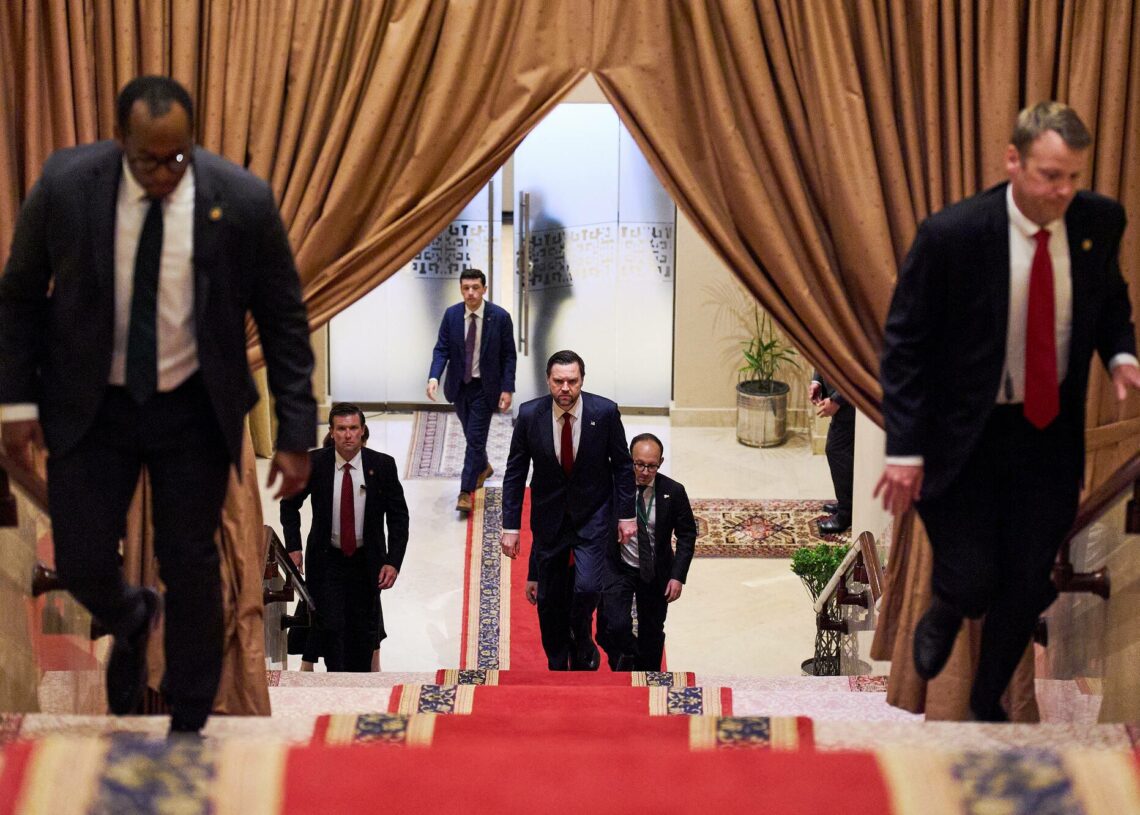 Guerre contre l&rsquo;Iran: Trump annonce que JD Vance n&rsquo;ira pas négocier, avant d&rsquo;être démenti par… la Maison-Blanche