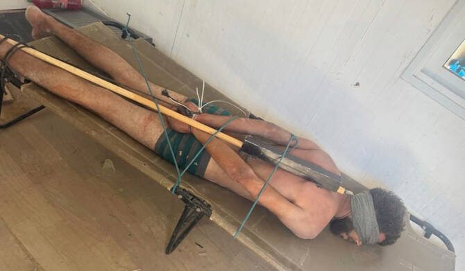 L’armée israélienne confirme son authenticité: Un soldat publie la photo d’un prisonnier palestinien ligoté